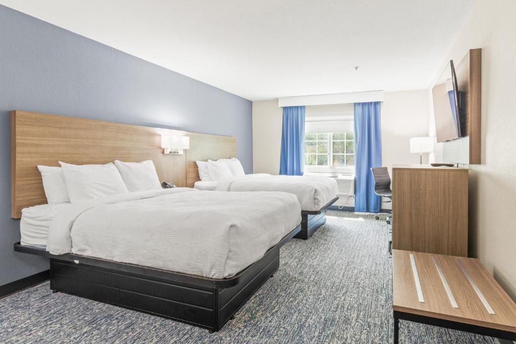 Room with two beds at Quality Inn and Suites On The River