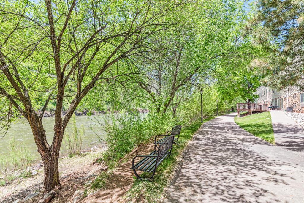 Outdoor picnic area at Quality Inn and Suites On The River